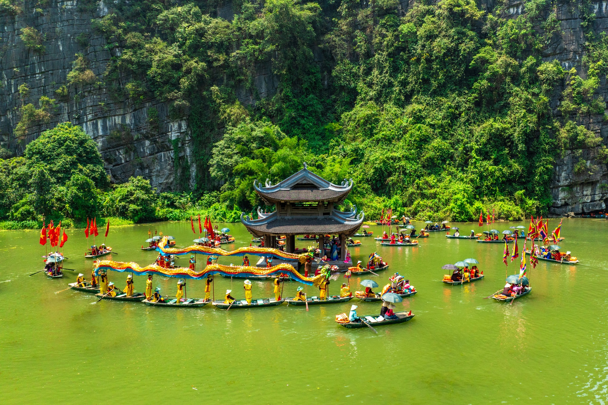 Ninh-binh-noi-tieng-boi-nhieu-danh-lam-thang-canh-tuyet-dep
