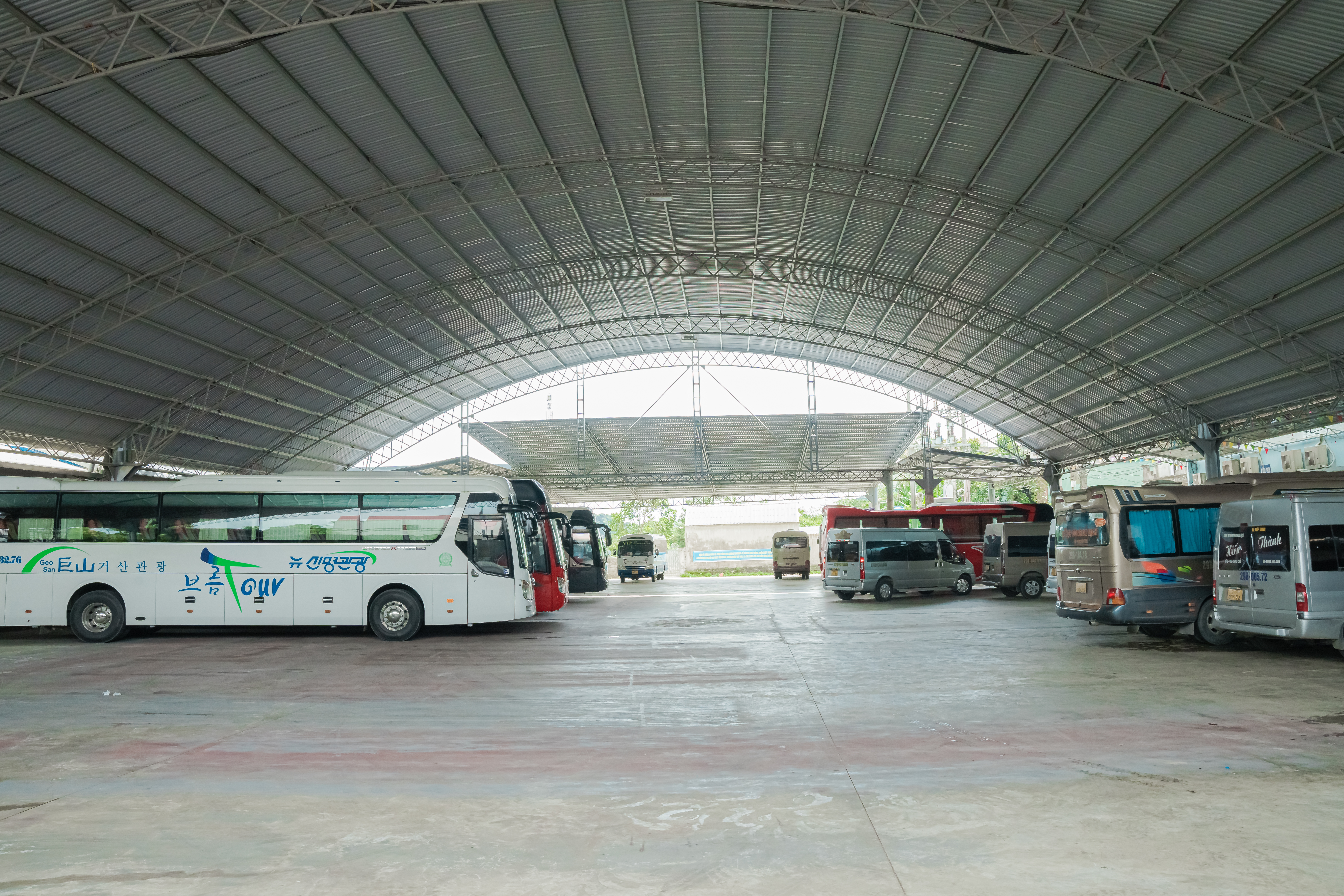 Nha-de-xe-rong-toi-2500m2-lui-do-thuan-tien