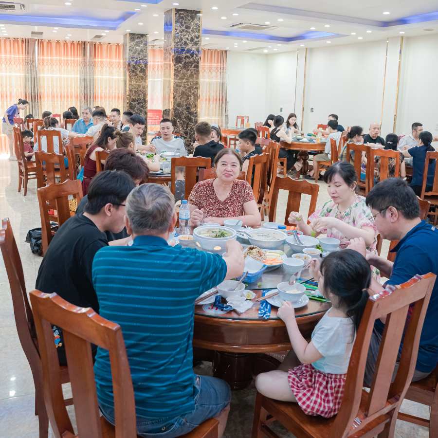 Khach-di-bien-sam-son-ve-lua-chon-nha-hang-son-de-ninh-binh